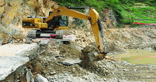 陜西丹鳳竹林關鎮近千名干部群眾搶通水毀公路