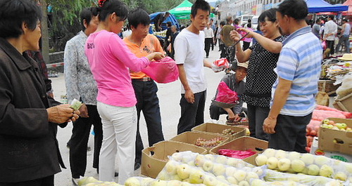 景村集市水果銷售火爆