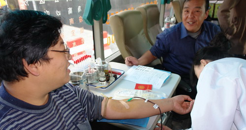 義務獻血車開進商洛日報