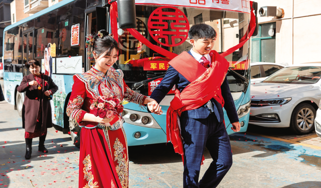 公交車(chē)當(dāng)婚車(chē) 駛向文明新風(fēng)