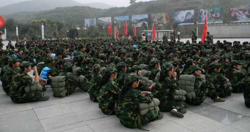 商洛學(xué)院新生軍訓(xùn)拉練