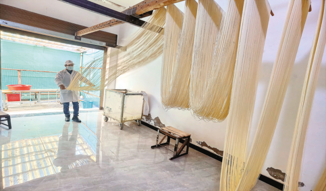 非遺技藝代代傳 手工掛面富鄉(xiāng)鄰