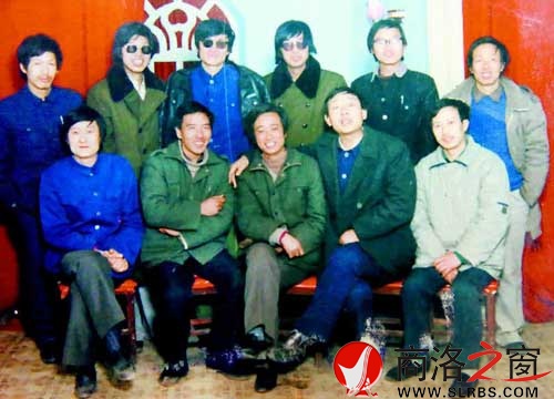 1989年陳黨繼(前中)離開商洛時與文友合影留念