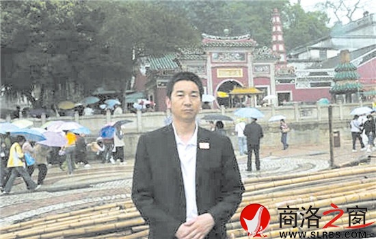 陳志民，網名草衣木食，1968年生于丹鳳，曾在軍中多年，現任北京某勘察公司董事。