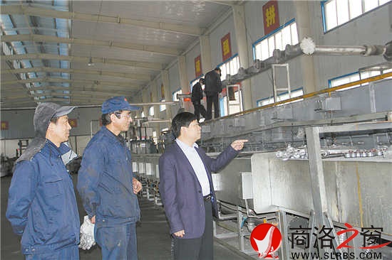 沈傳奇與技術人員正在研究7號爐窯技改問題