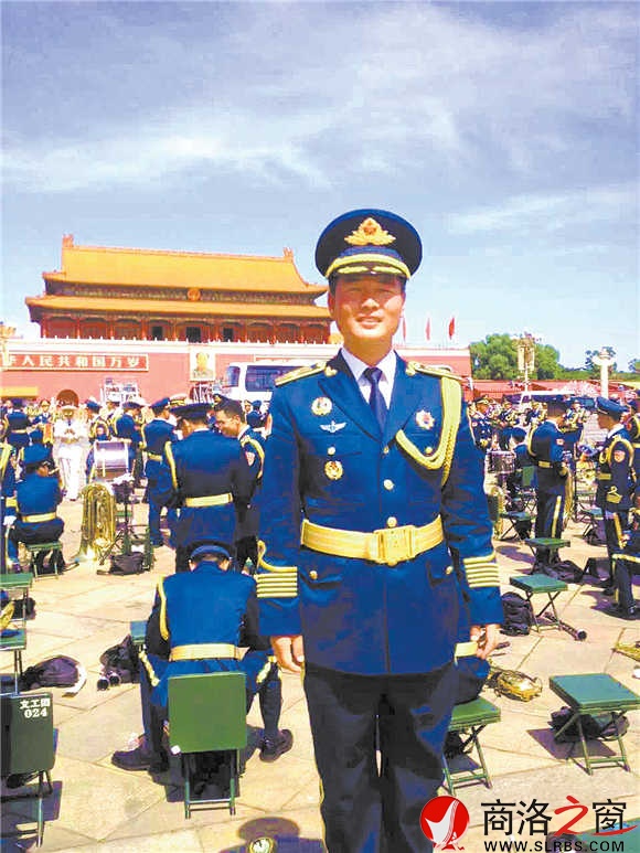 閱兵結束后,陳沖趕緊讓戰友為自己拍照留念,把這一激動時刻永遠定格。