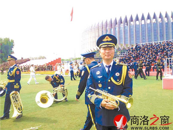 陳沖在閱兵村參加合唱團合練。