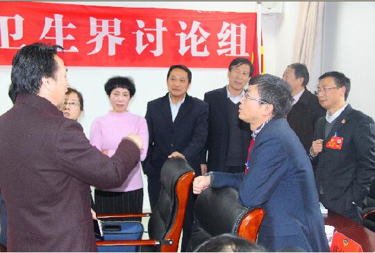 2月5日下午,市政協(xié)四屆一次會議科技、體育、醫(yī)療衛(wèi)生界委員在小組討論休息時間,還在熱烈討論提案修改的幾個細節(jié)問題。