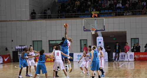 美國戰(zhàn)勝捷克 隊(duì)員賽場染紅