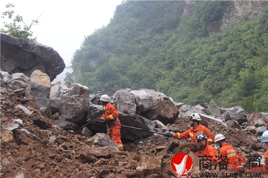 使用360度旋轉(zhuǎn)蛇眼探頭,進(jìn)入狹窄空間搜尋。