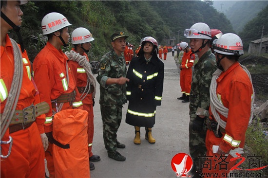 夜幕降臨,參與救援的武警戰(zhàn)士仍在接受任務(wù)。