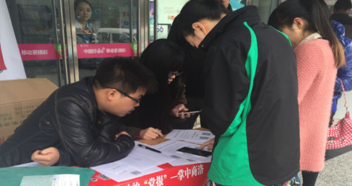 “掌中商洛”街頭面對面服務讀者