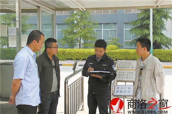 商丹工業(yè)園區(qū)內(nèi)企業(yè)眾多，外來(lái)人口密集，張葛亮不定期便會(huì)深入園區(qū)企業(yè)走訪調(diào)查，以便及時(shí)發(fā)現(xiàn)、化解矛盾糾紛。