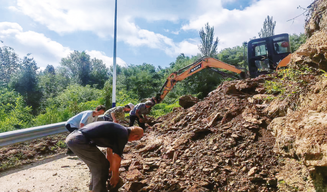 上河村干群齊心搶修滑坡路段
