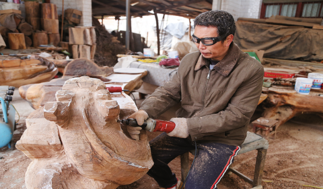 兄弟倆匠心雕朽木 指尖創造美好生活