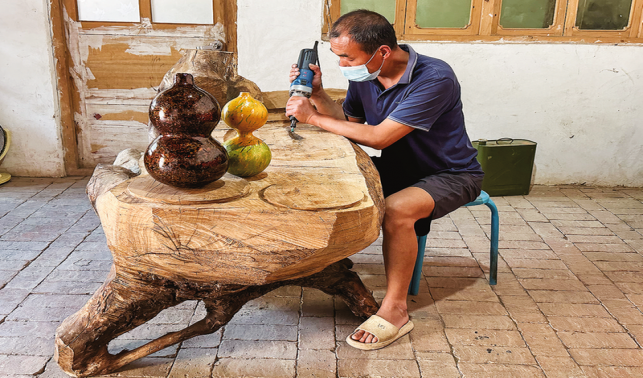 用熱愛(ài)雕刻生活