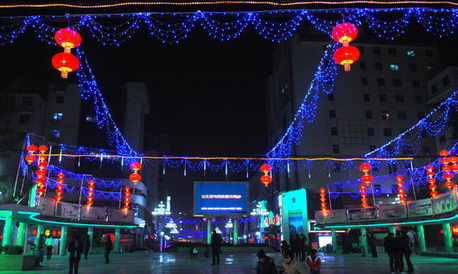 洛南春節前百余盞紅燈籠妝扮中心廣場