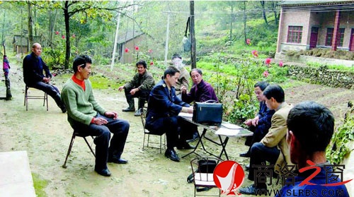 朱建志深入洛南縣為一起侵犯農民工職業病健康權益的違法案件進行調查取證。