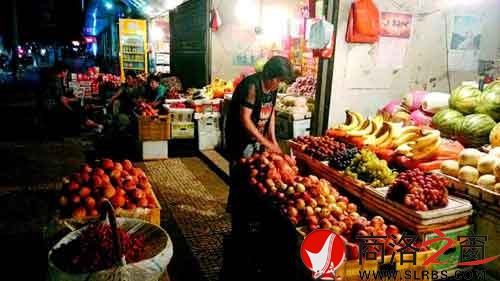 夜幕降臨,普通水果小店依然等待著顧客。