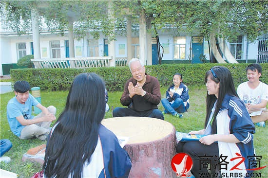 今年高考前夕，呂清太老師來到商南高級中學(xué)對參加高考的學(xué)生進(jìn)行心里輔導(dǎo)。